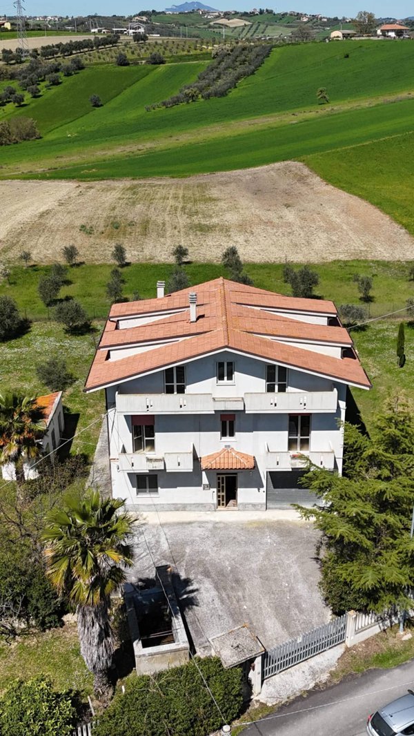 casa indipendente in vendita a Campli in zona Floriano