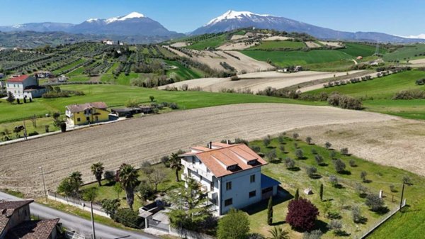 casa indipendente in vendita a Campli in zona Floriano
