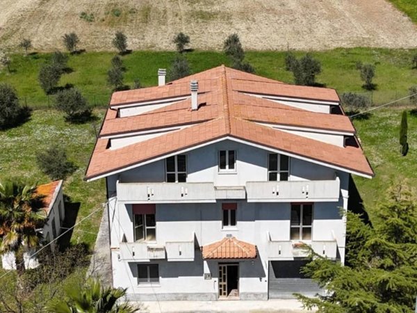 casa indipendente in vendita a Campli