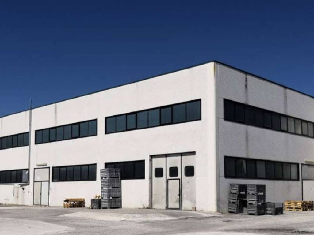 locale commerciale in vendita a Campli