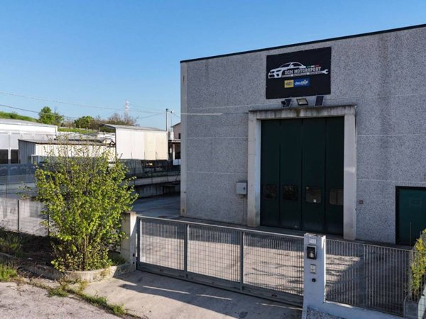 negozio in vendita a Campli