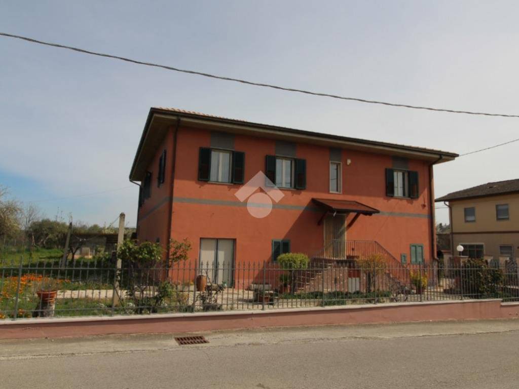 casa indipendente in vendita a Campli