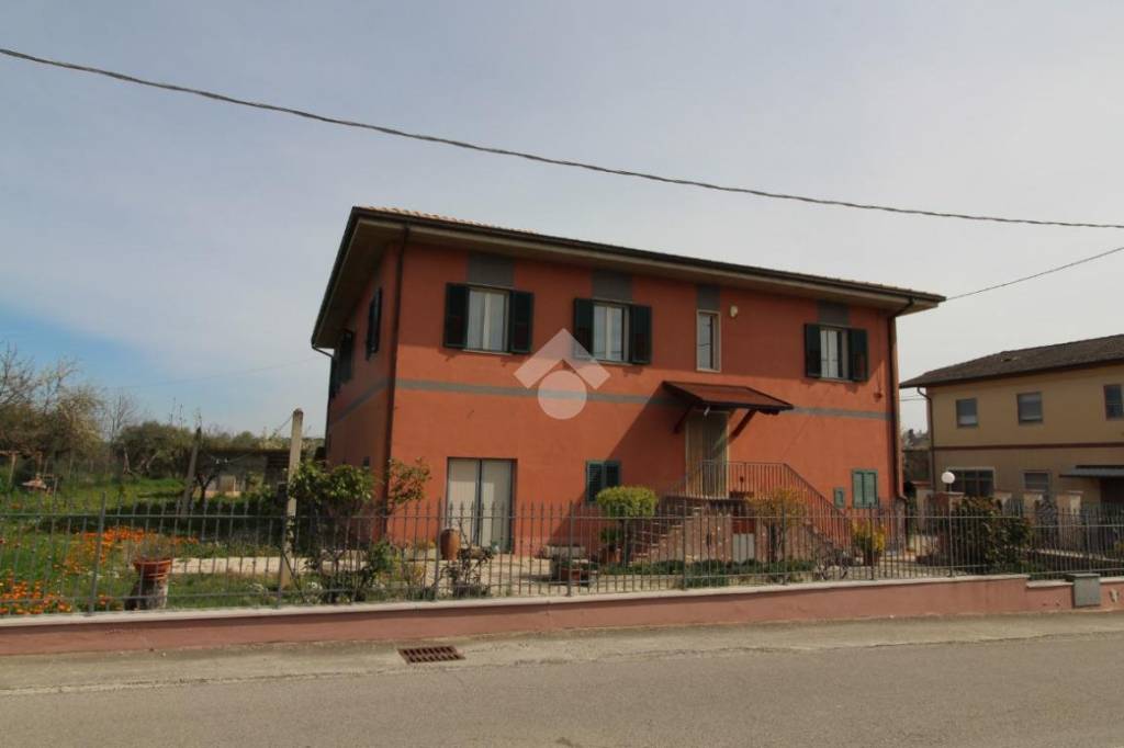 casa indipendente in vendita a Campli