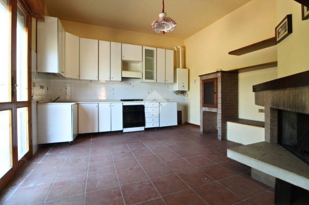 casa indipendente in vendita a Campli