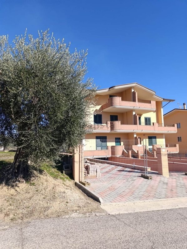 casa indipendente in vendita a Campli in zona Molviano
