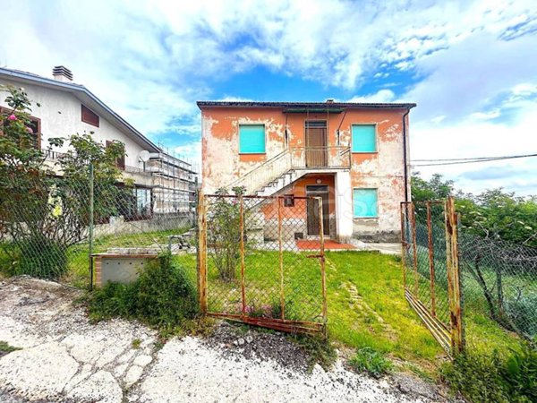 casa indipendente in vendita a Campli in zona Guazzano