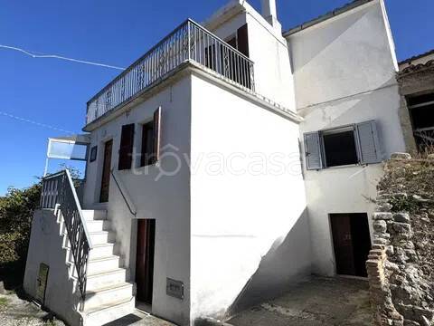 casa indipendente in vendita a Campli
