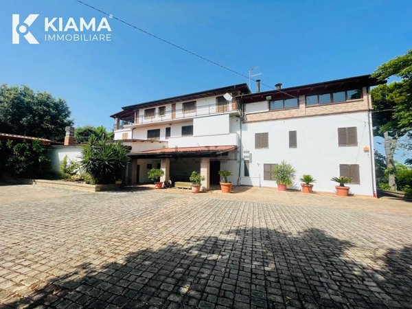 casa indipendente in vendita a Campli