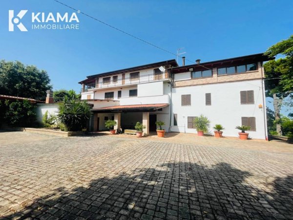 casa indipendente in vendita a Campli