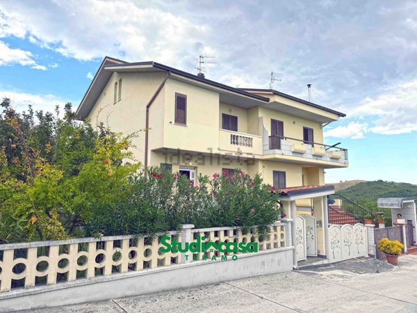 casa indipendente in vendita a Campli in zona Campovalano