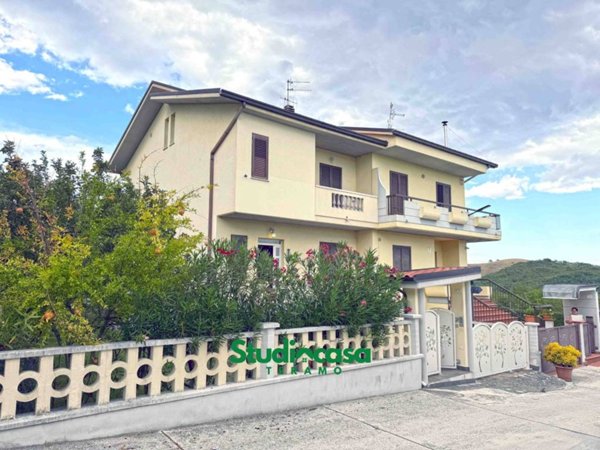 casa indipendente in vendita a Campli in zona Campovalano
