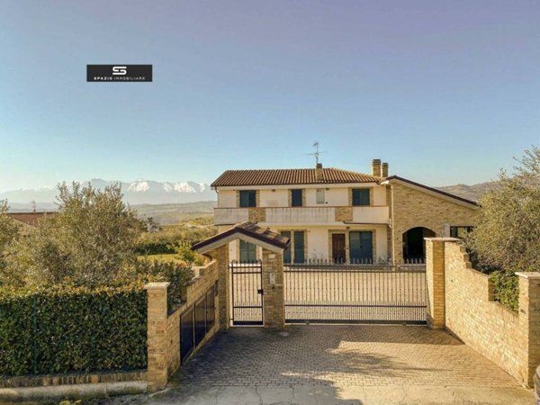 casa indipendente in vendita a Campli in zona Boceto