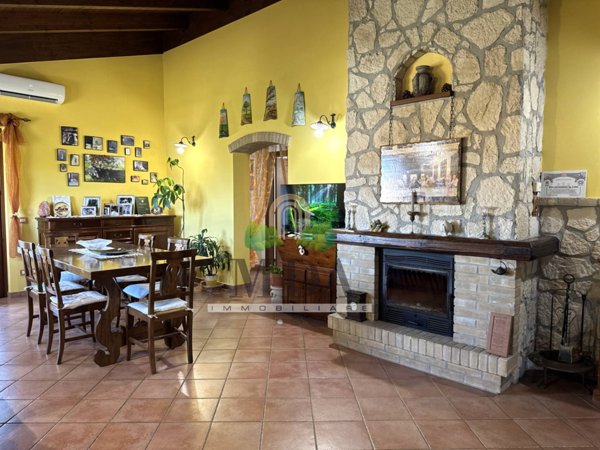 casa indipendente in vendita a Campli in zona Floriano