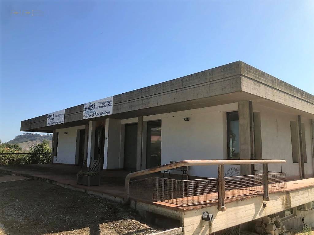 locale commerciale in vendita a Canzano