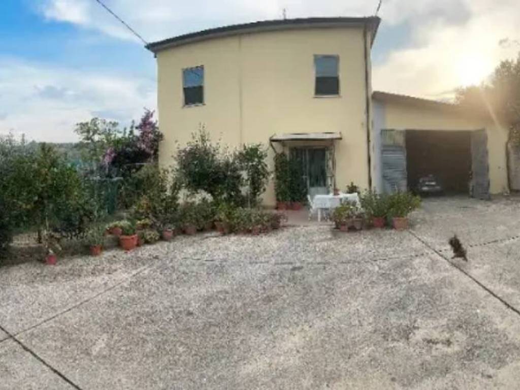 casa indipendente in vendita a Canzano in zona Piano di Corte