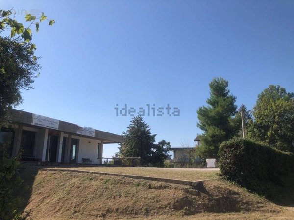 locale commerciale in vendita a Canzano