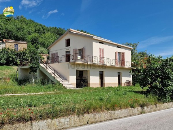 casa indipendente in vendita a Castel Castagna