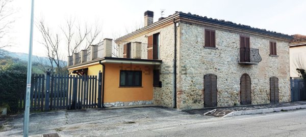casa indipendente in vendita a Castel Castagna