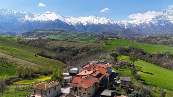 casa indipendente in vendita a Castel Castagna