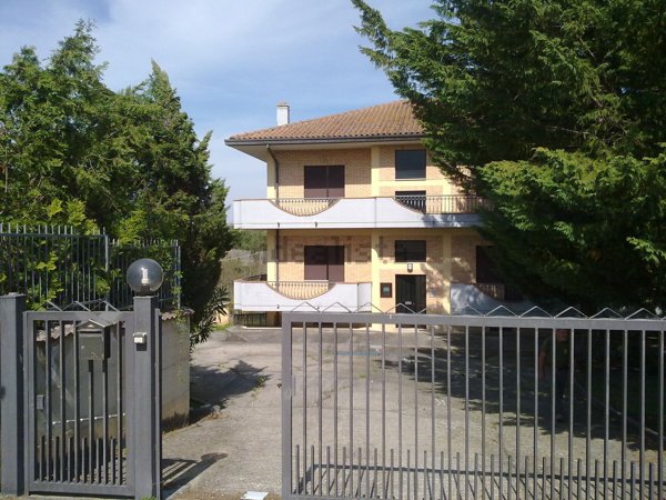 casa indipendente in vendita a Castel Castagna in zona Ronzano