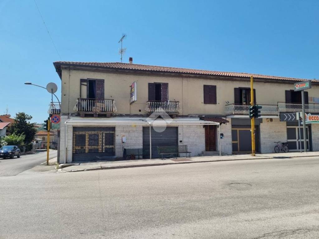 locale commerciale in vendita a Castellalto in zona Castelnuovo Vomano