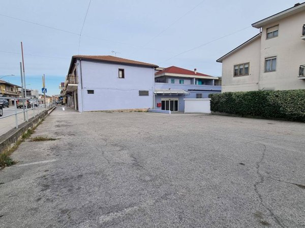 negozio in vendita a Castellalto in zona Castelnuovo Vomano