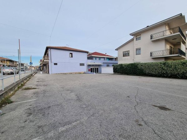 negozio in vendita a Castellalto in zona Castelnuovo Vomano