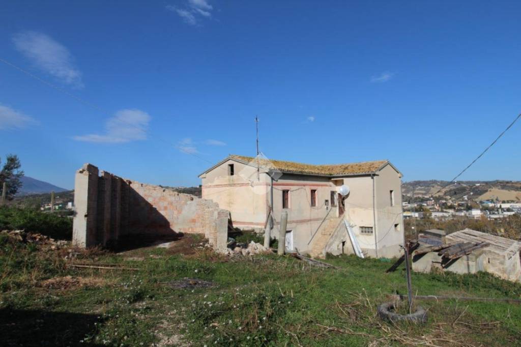 casa indipendente in vendita a Castellalto