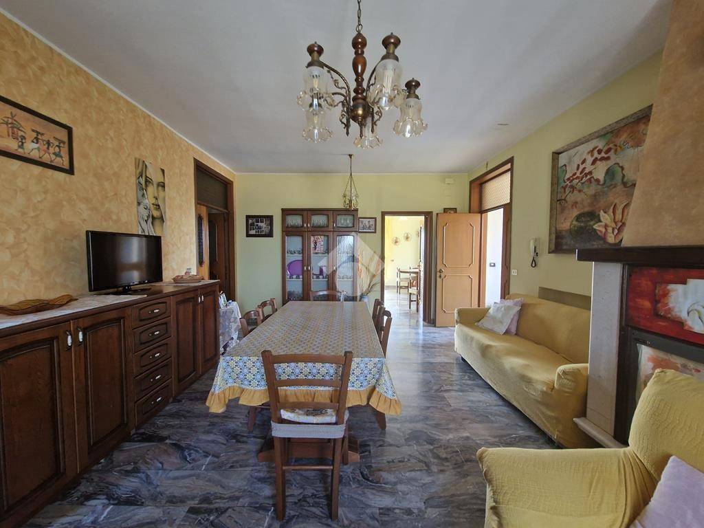 intera palazzina in vendita a Castellalto in zona Mulano