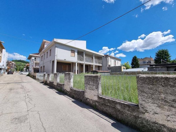 intera palazzina in vendita a Castellalto in zona Castelnuovo Vomano