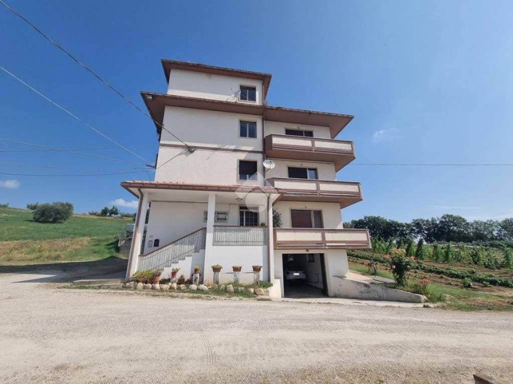 intera palazzina in vendita a Castellalto in zona Mulano