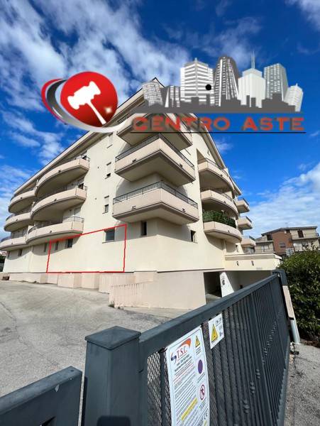 negozio in vendita a Castellalto in zona Castelnuovo Vomano