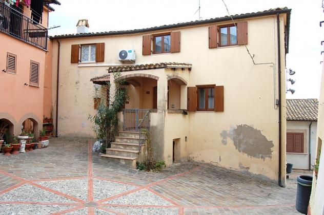 casa indipendente in vendita a Castellalto in zona Castelbasso