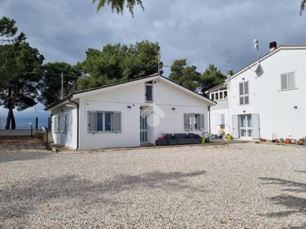 casa indipendente in vendita a Castellalto in zona Castelnuovo Vomano