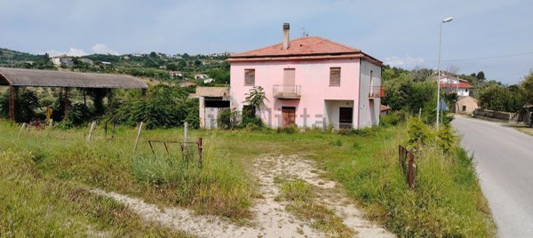 casa indipendente in vendita a Castellalto in zona Santa Lucia