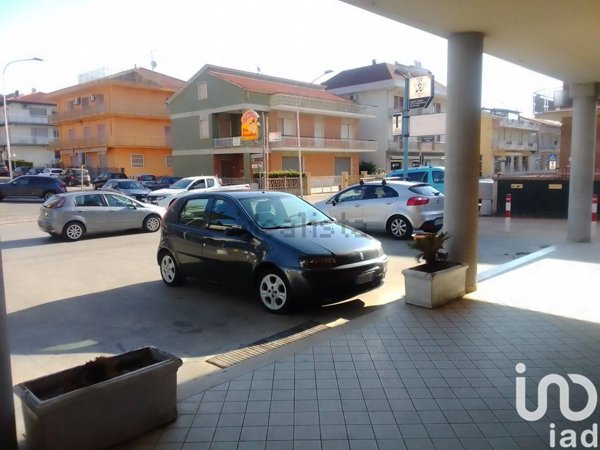 locale commerciale in vendita a Castellalto