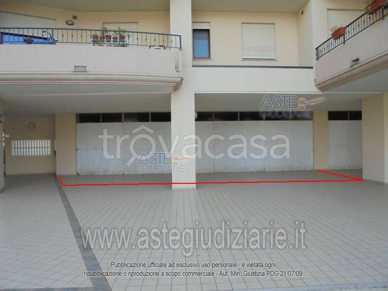 negozio in vendita a Castellalto in zona Castelnuovo Vomano