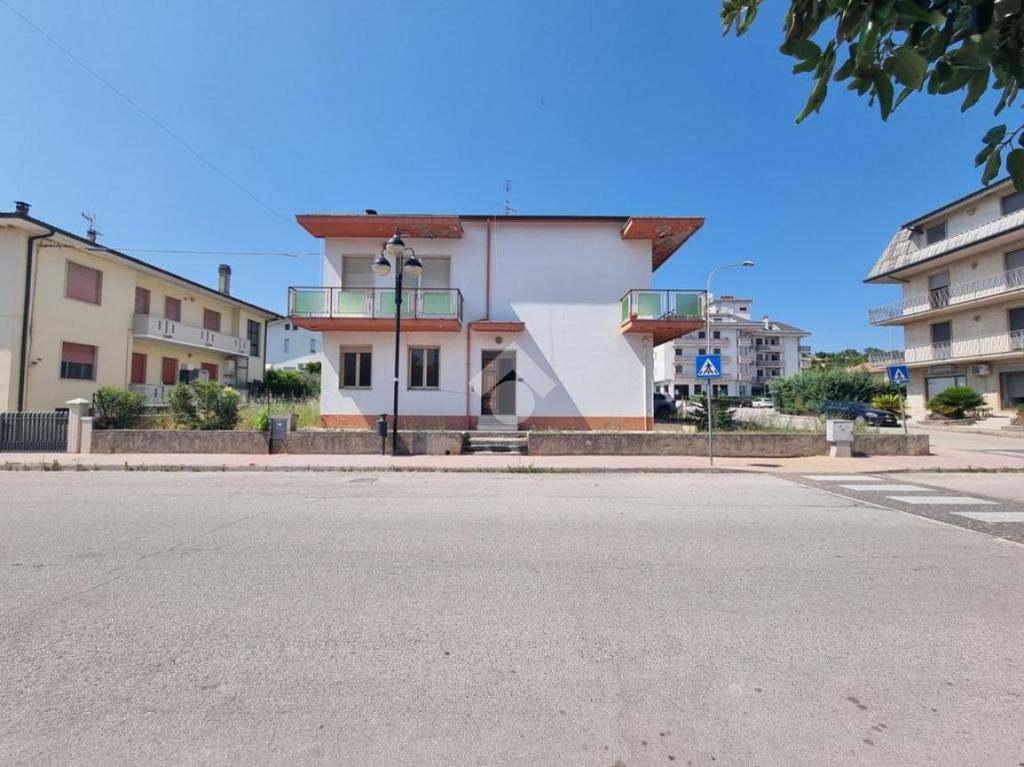 casa indipendente in vendita a Castellalto in zona Castelnuovo Vomano
