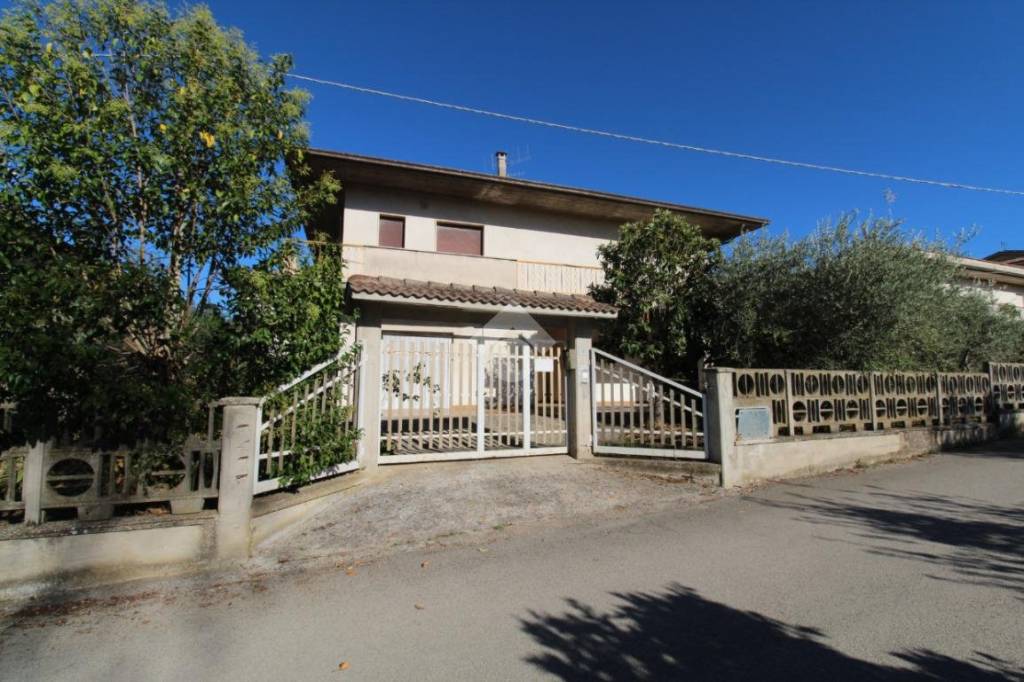 casa indipendente in vendita a Castellalto in zona Petriccione
