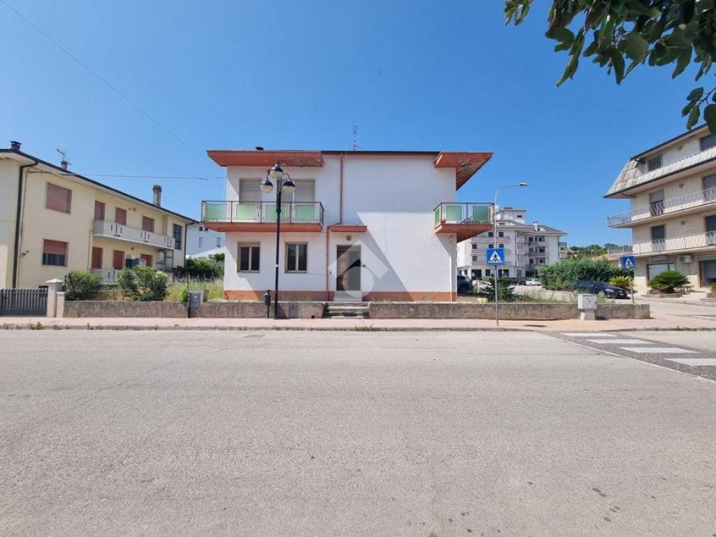 casa indipendente in vendita a Castellalto in zona Castelnuovo Vomano