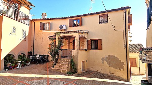 casa indipendente in vendita a Castellalto in zona Castelbasso