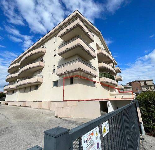 negozio in vendita a Castellalto in zona Castelnuovo Vomano