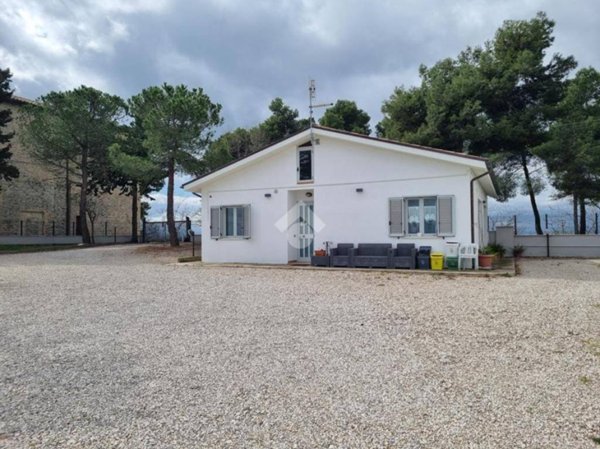 casa indipendente in vendita a Castellalto in zona Castelnuovo Vomano