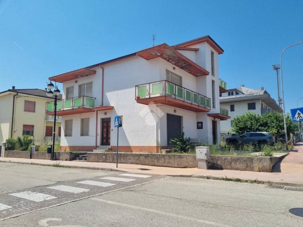 casa indipendente in vendita a Castellalto in zona Castelnuovo Vomano