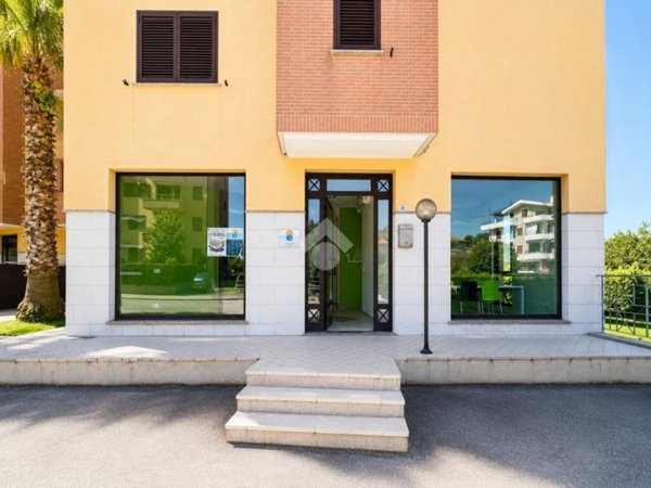 negozio in vendita a Castellalto in zona Castelnuovo Vomano