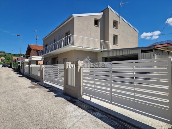 casa indipendente in vendita a Castellalto in zona Castelnuovo Vomano