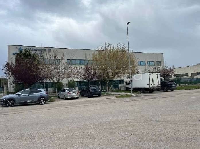 locale commerciale in vendita a Castellalto in zona Castelnuovo Vomano