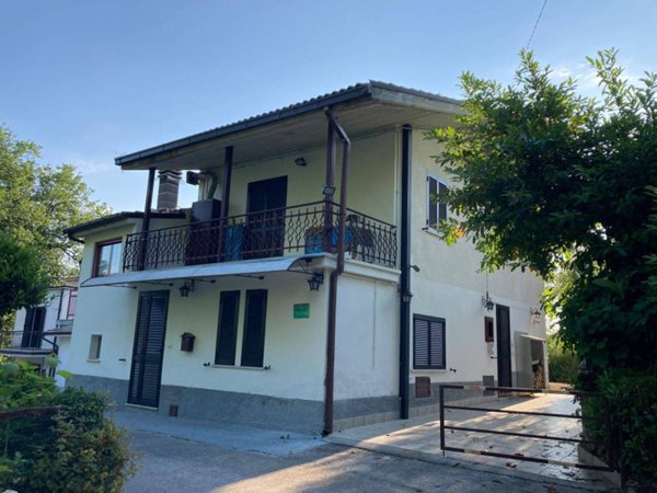 casa indipendente in vendita a Castelli