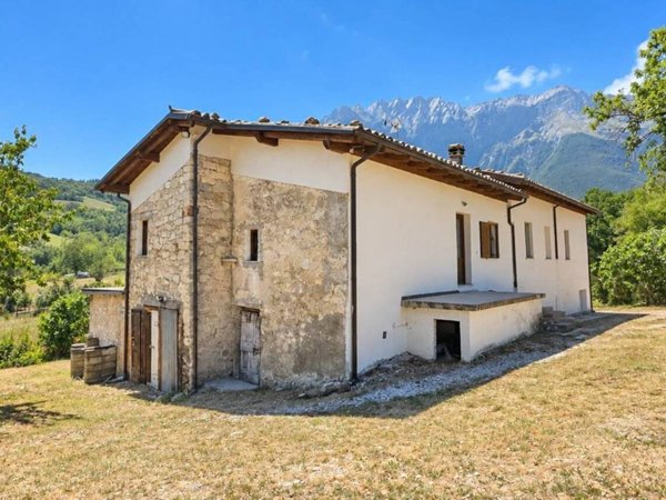 casa indipendente in vendita a Castelli