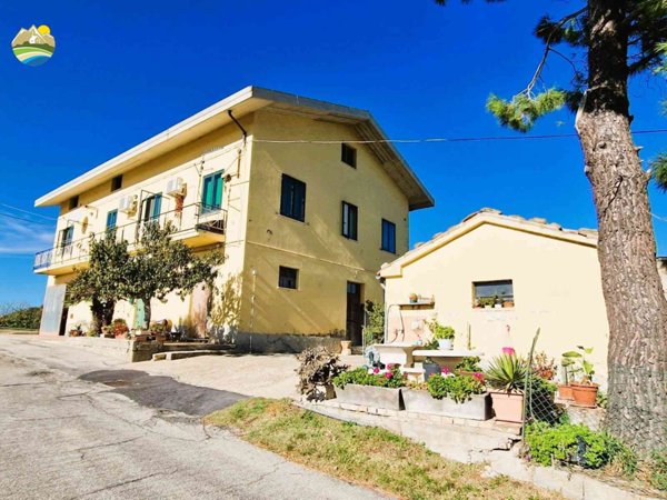 casa indipendente in vendita a Castiglione Messer Raimondo in zona San Giorgio